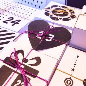 En julekalender med 24 æsker - sort - Lou Noire - Cover