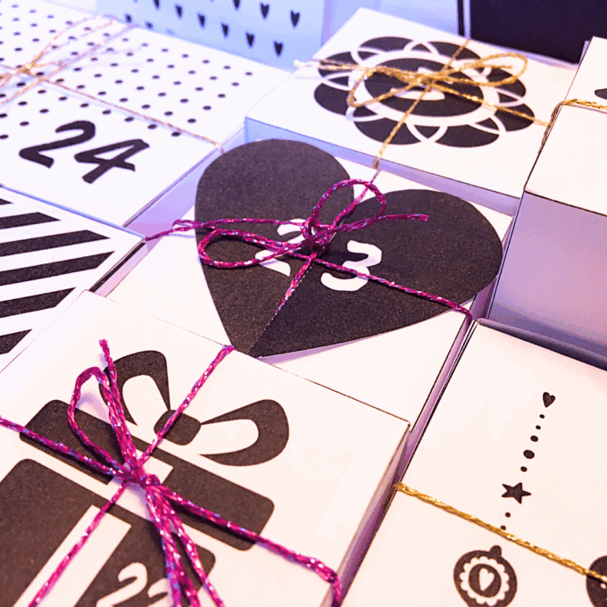 En julekalender med 24 æsker - sort - Lou Noire - Cover