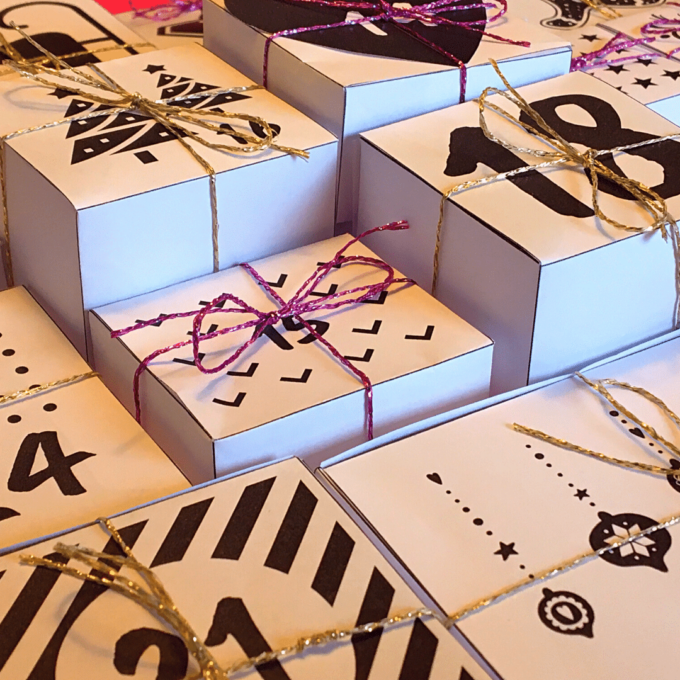 En julekalender med 24 æsker - sort/hvid