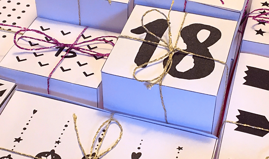 En julekalender med 24 æsker - sort/hvid