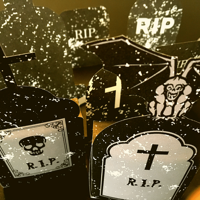 Byg din egen Halloweenfest - kirkegård - Lou Noire - Gravsten