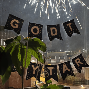 Hjemmelavet nytårspynt - sort & guld - Lou Noire - Guirlande til nytår